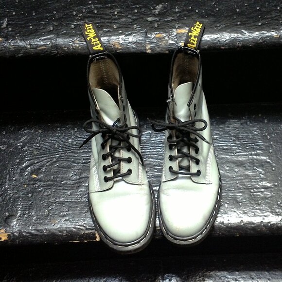 Dr. Martens Pearlescent Irridescent Gray silver womens 8 eyelet boots mens 6 - Picture 2 of 9